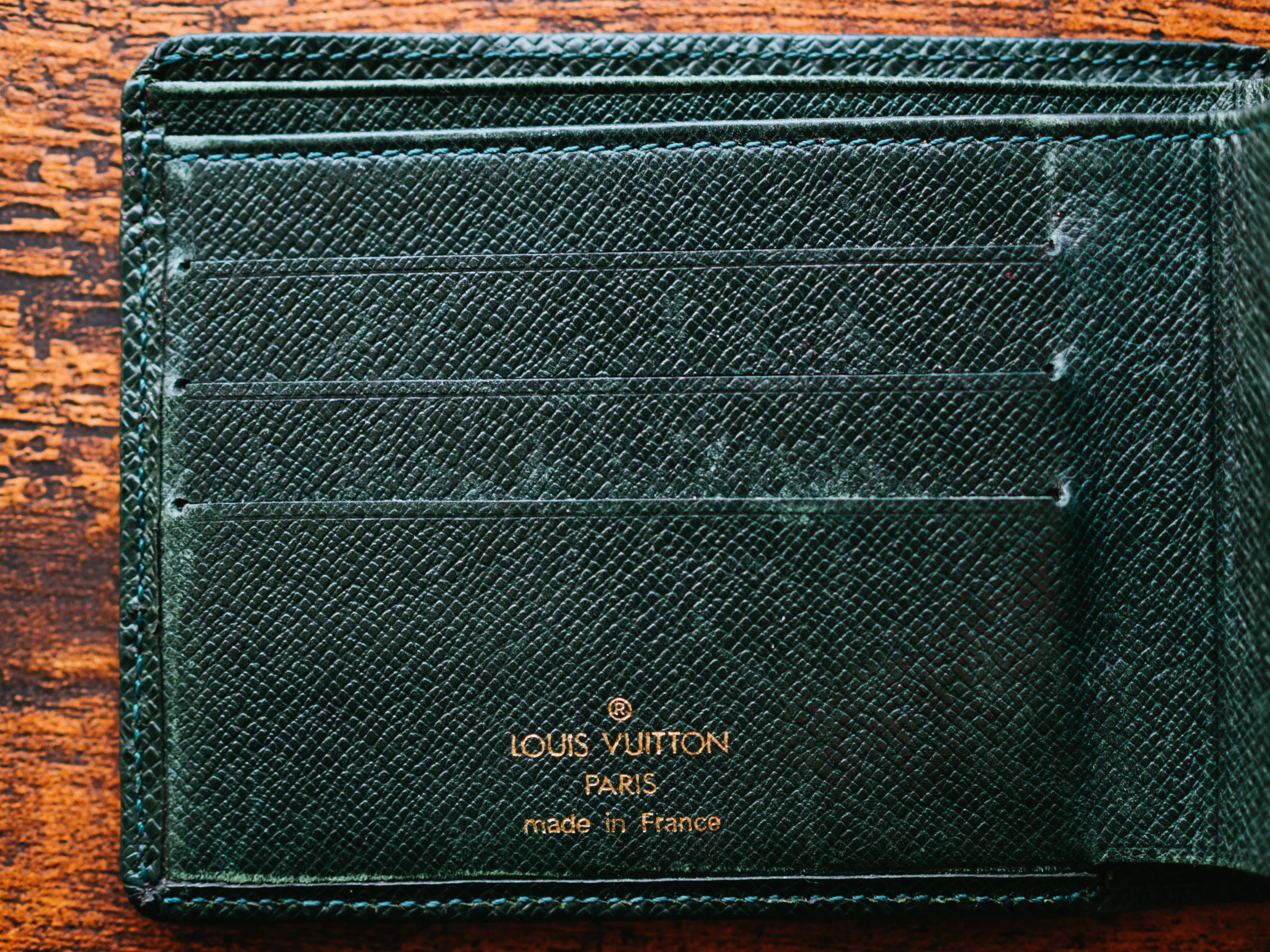 Louis Vuitton ルイ ヴィトン 父親から受け継いで9年 タイガ レザー二つ折り財布 インドア人事のこだわり