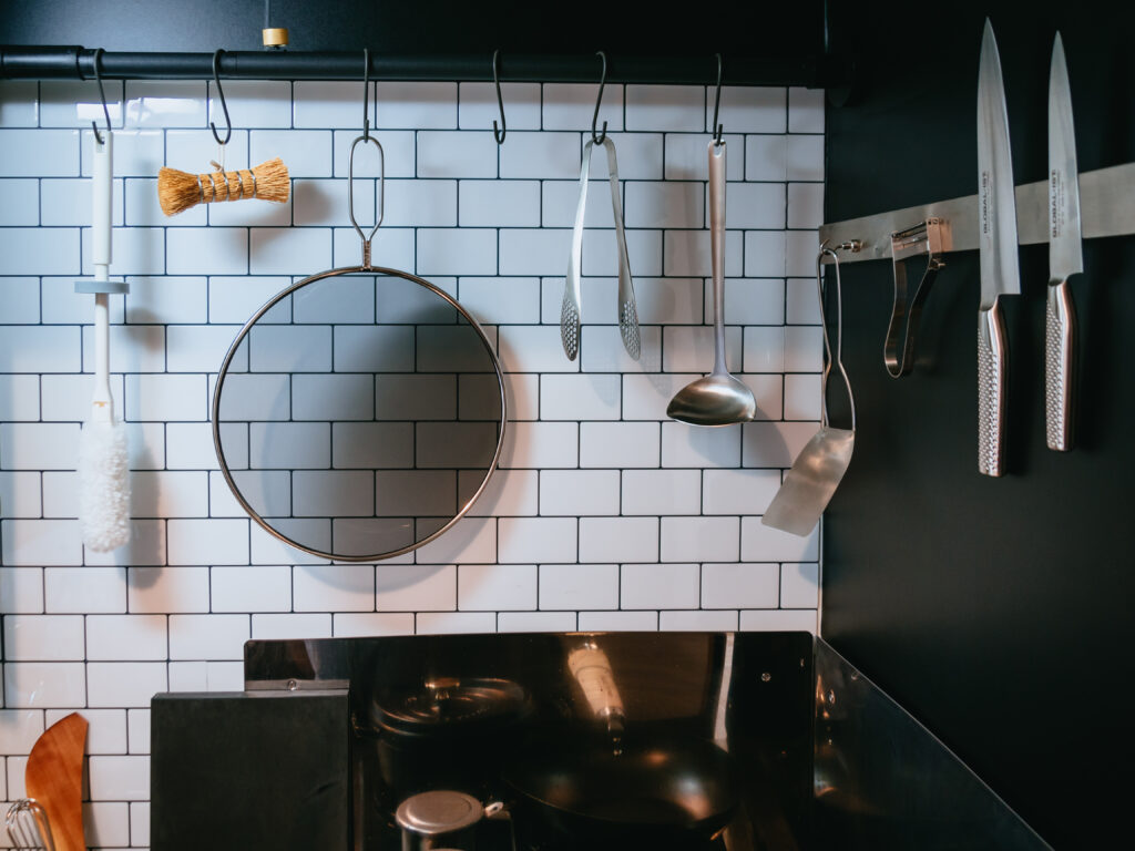 タイル調と黒の貼って剥がせるキッチン壁紙｜一人暮らしの賃貸マンション簡単DIY