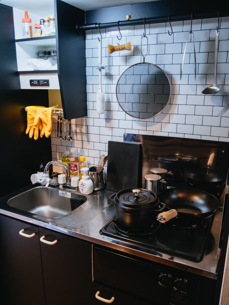 タイル調と黒の貼って剥がせるキッチン壁紙｜一人暮らしの賃貸マンション簡単DIY - インドア人事のこだわり。