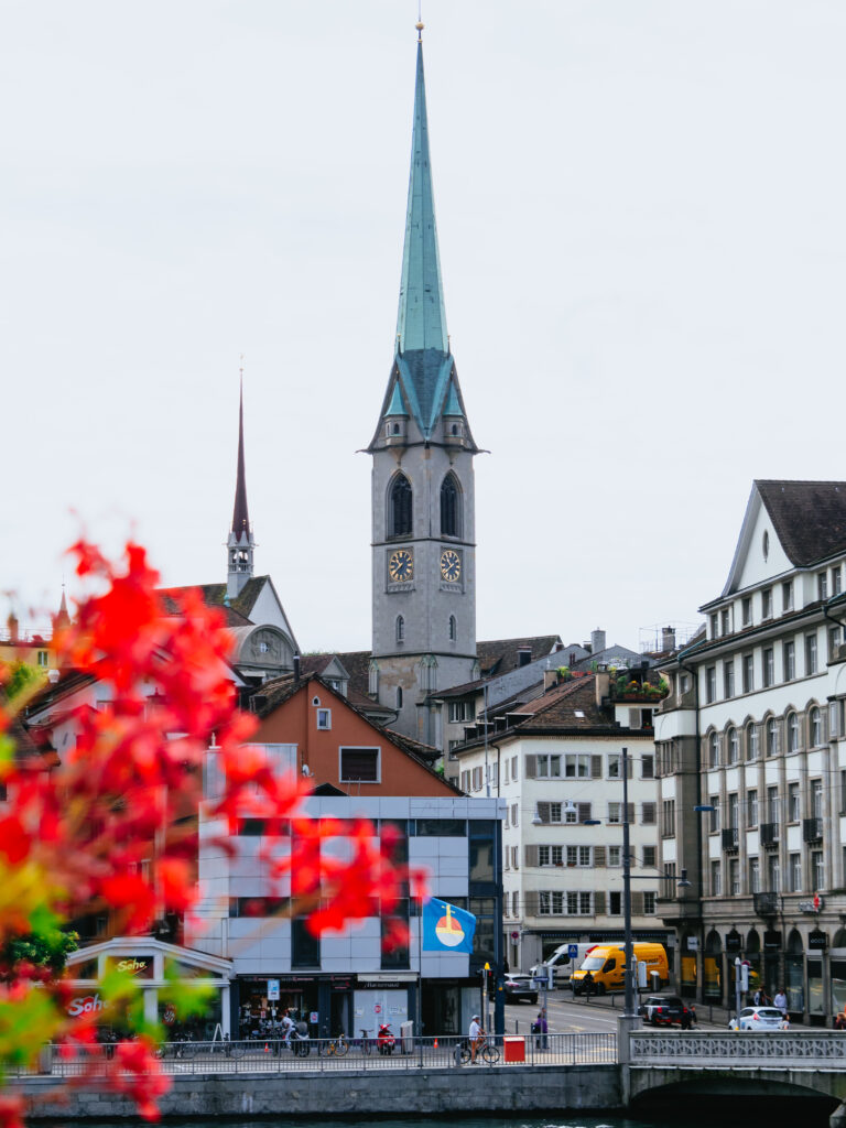 スイス｜チューリッヒを1時間で観光。聖堂と街並みの写真スポット巡り