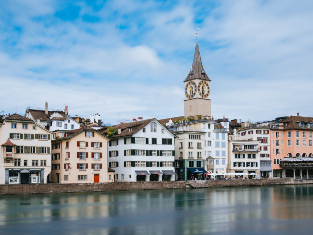 スイス｜チューリッヒを1時間で観光。聖堂と街並みの写真スポット巡り