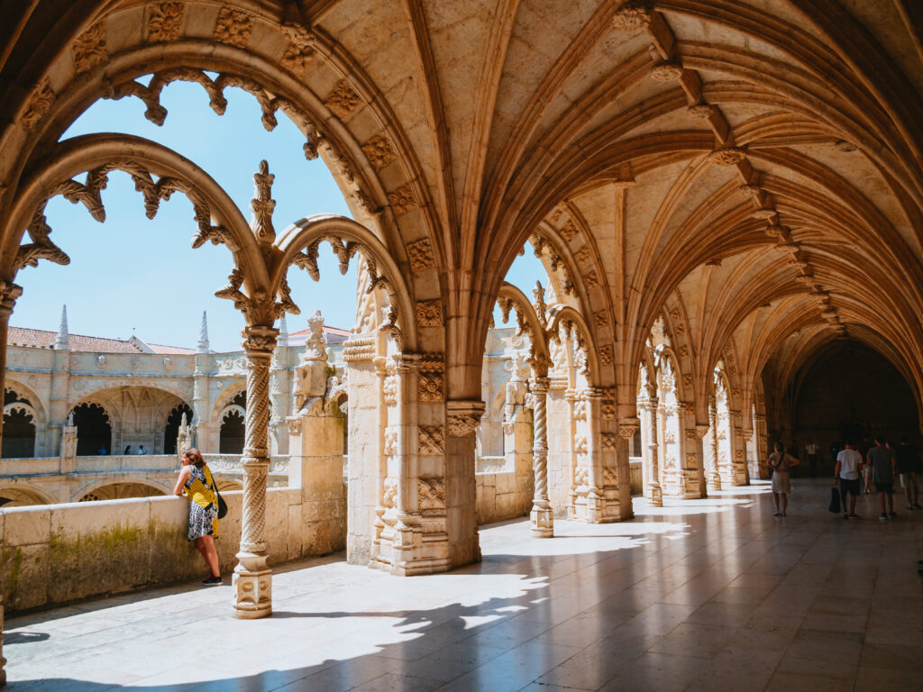 ジェロニモス修道院の内部：回廊