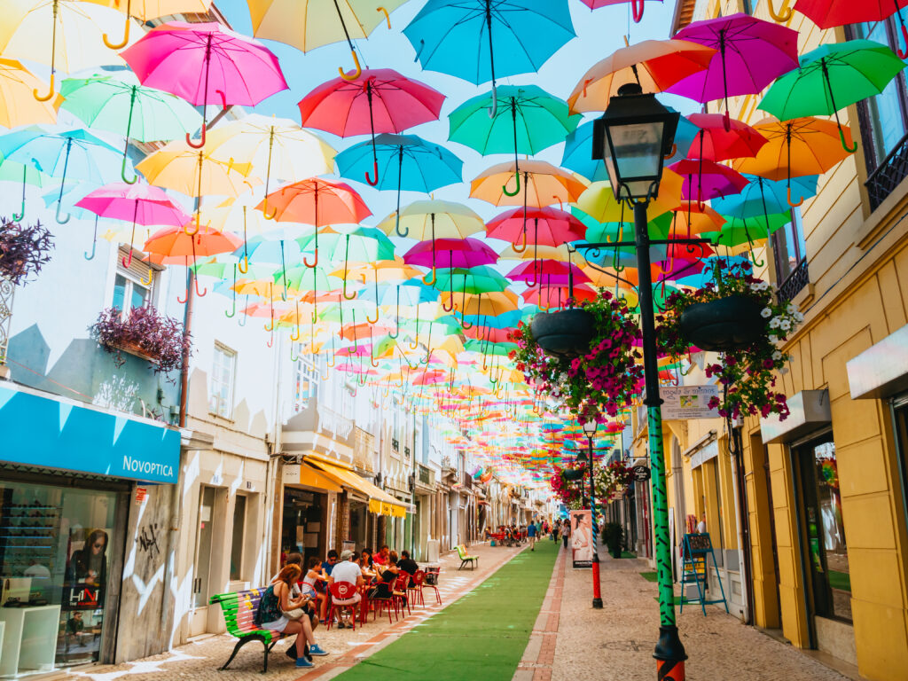 ポルトガル｜カラフルなアゲタの傘祭り（アンブレラ・スカイプロジェクト）