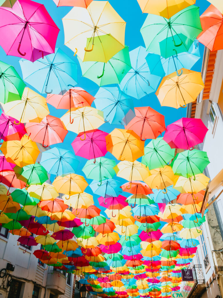 ポルトガル｜カラフルなアゲタの傘祭り（アンブレラ・スカイプロジェクト）