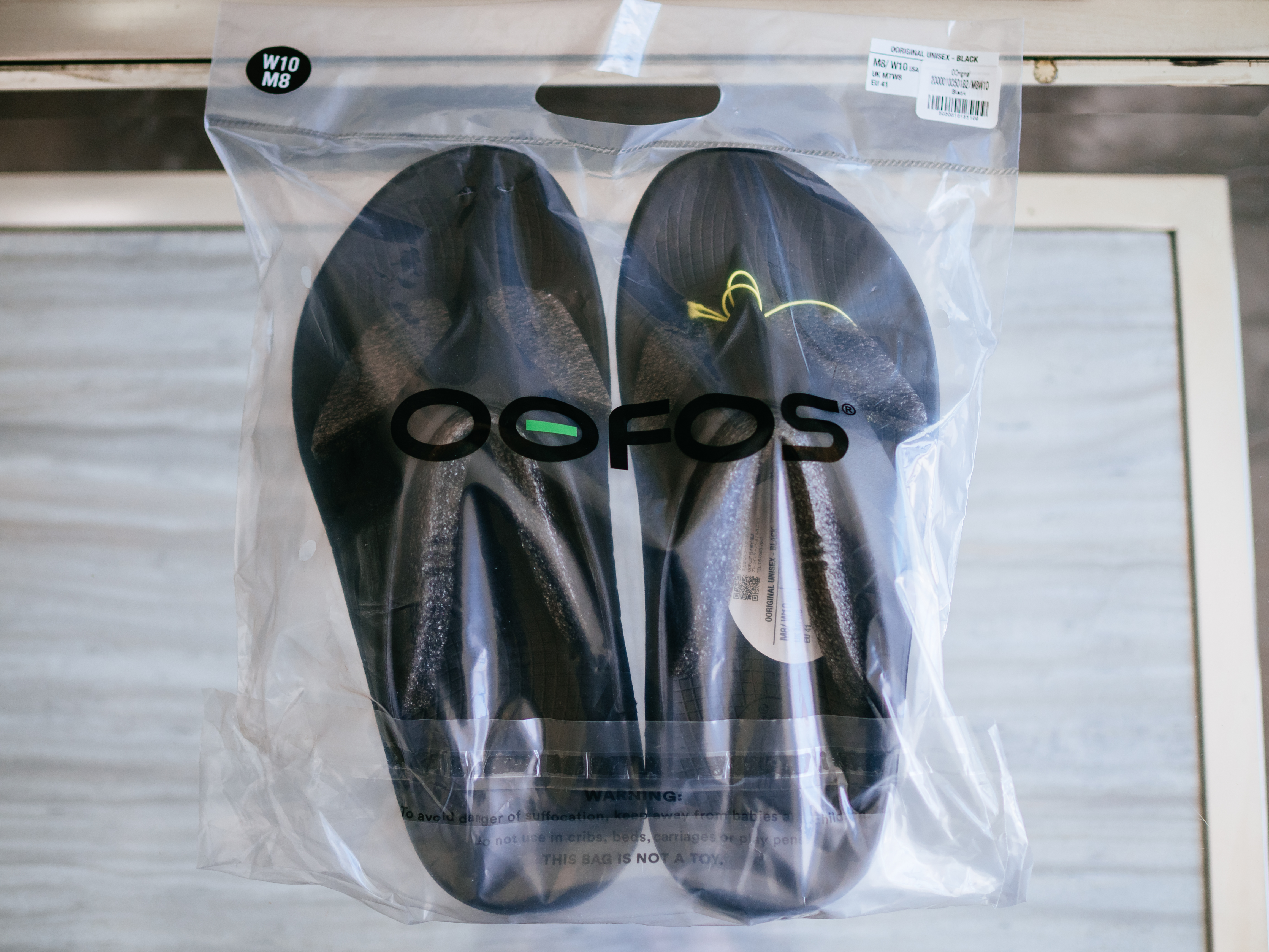 【レビュー】OOFOS(ウーフォス)|室内履き最適!足の疲れを取るリカバリーサンダル
