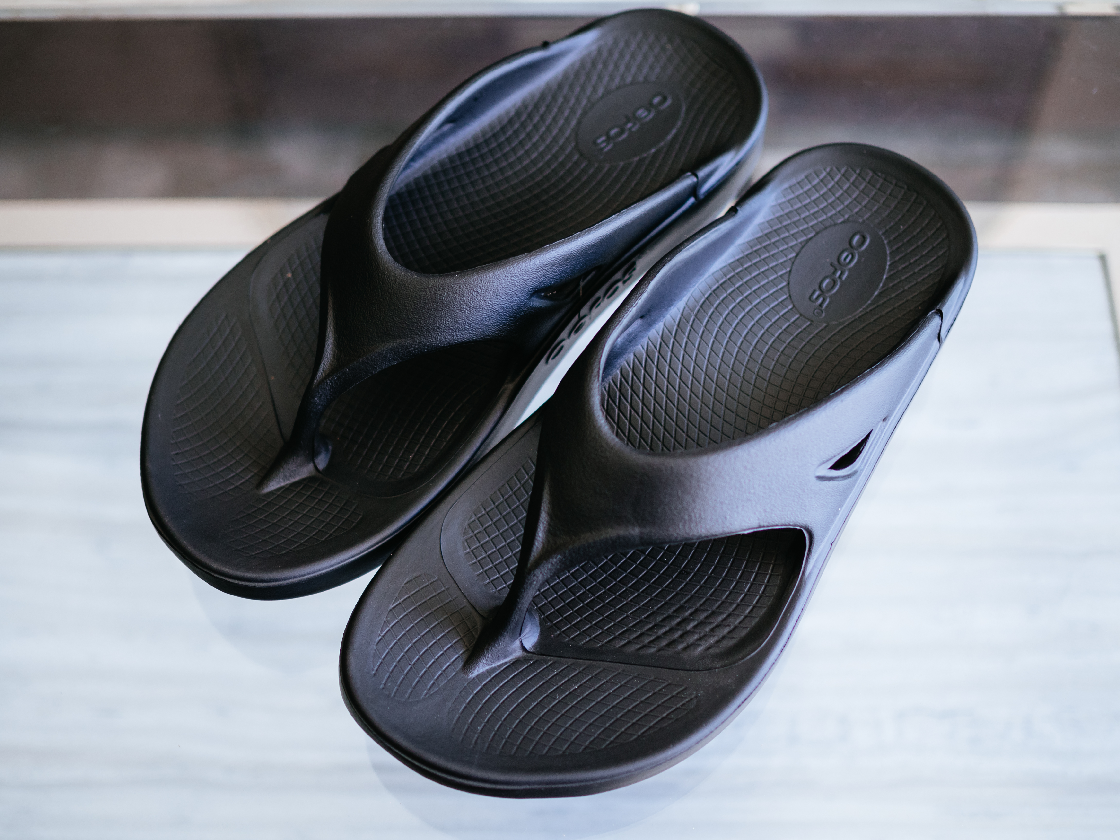 【レビュー】OOFOS(ウーフォス)|室内履き最適!足の疲れを取るリカバリーサンダル