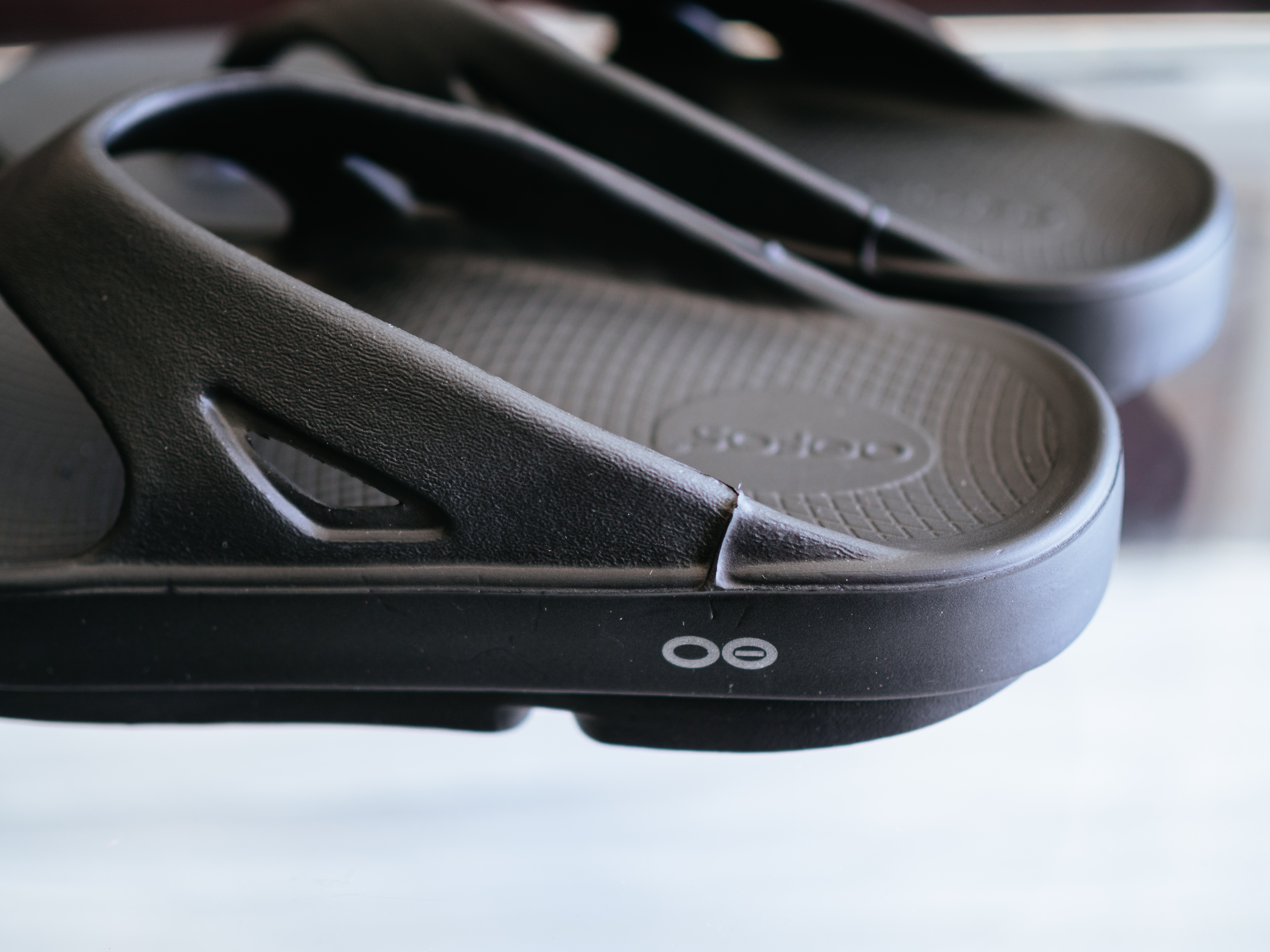 【レビュー】OOFOS(ウーフォス)|室内履き最適!足の疲れを取るリカバリーサンダル