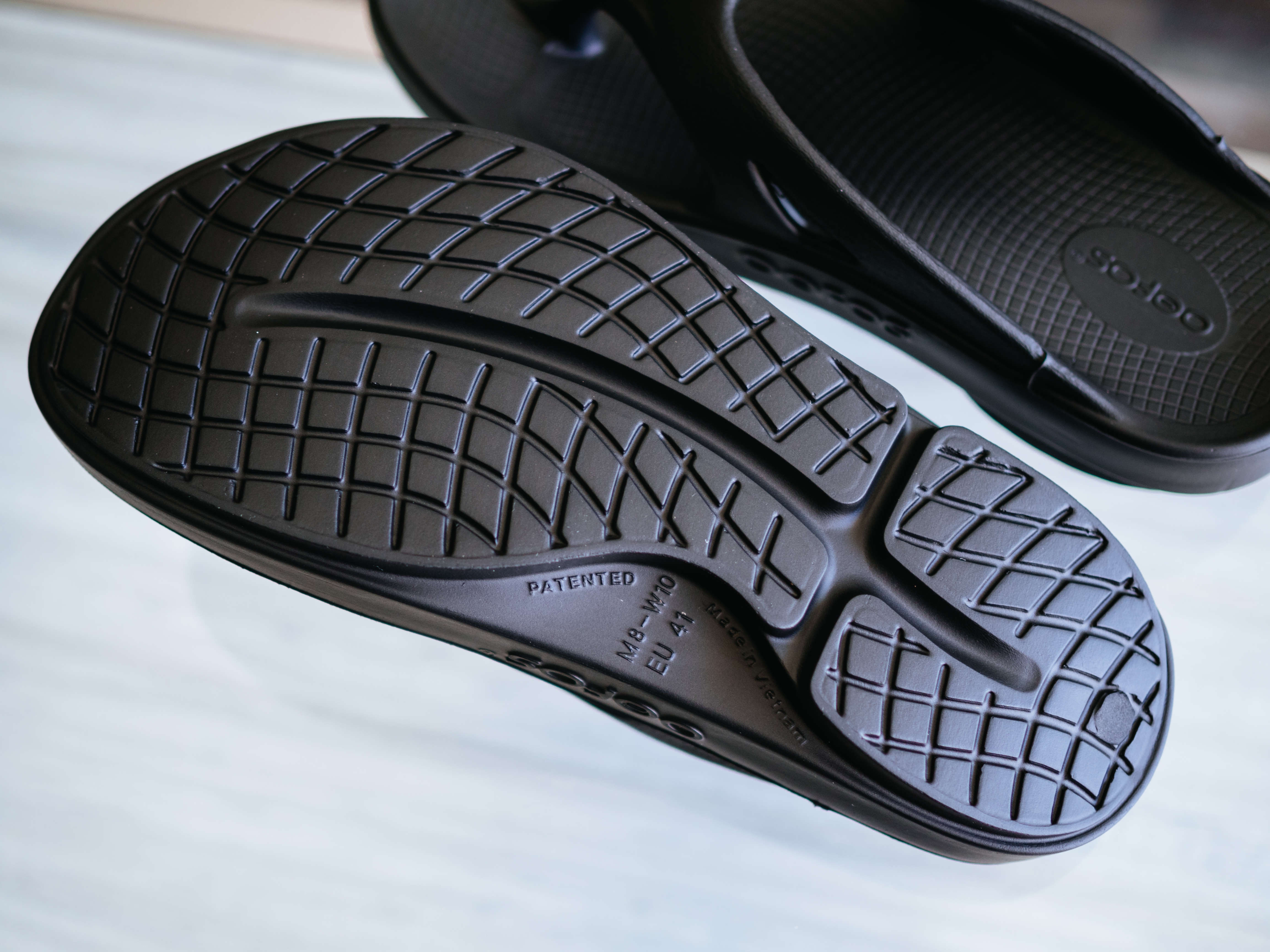 【レビュー】OOFOS(ウーフォス)|室内履き最適!足の疲れを取るリカバリーサンダル