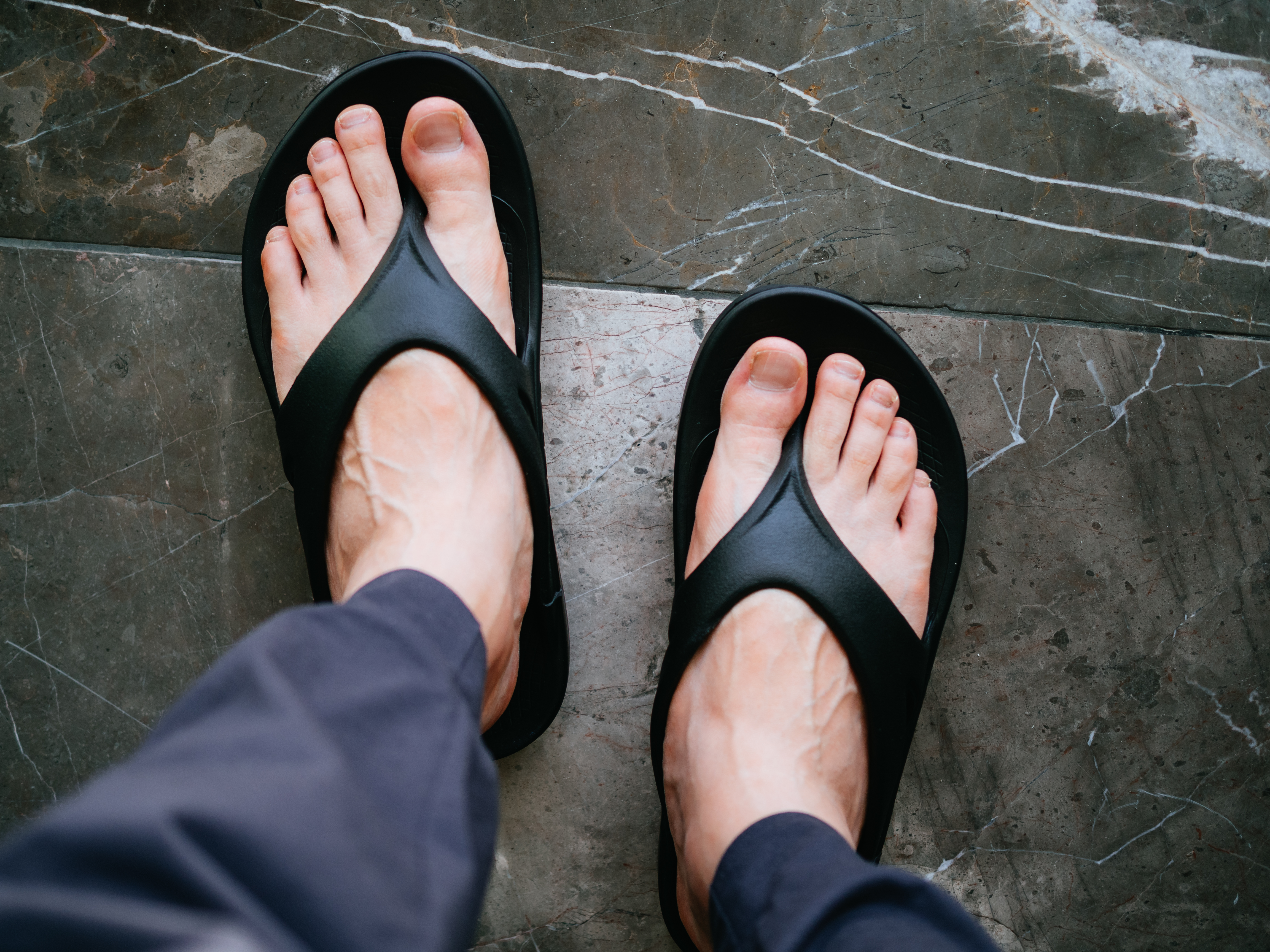 【レビュー】OOFOS(ウーフォス)|室内履き最適!足の疲れを取るリカバリーサンダル