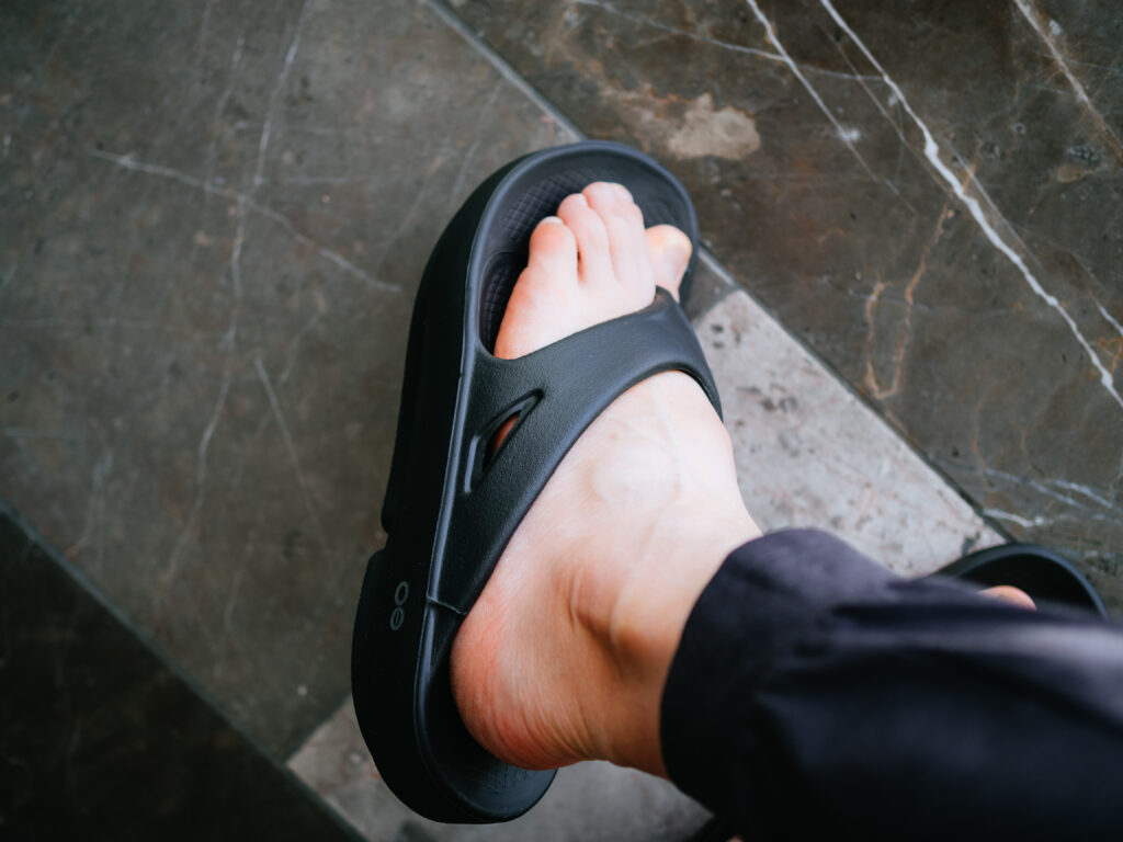 【レビュー】OOFOS(ウーフォス)|室内履き最適!足の疲れを取るリカバリーサンダル