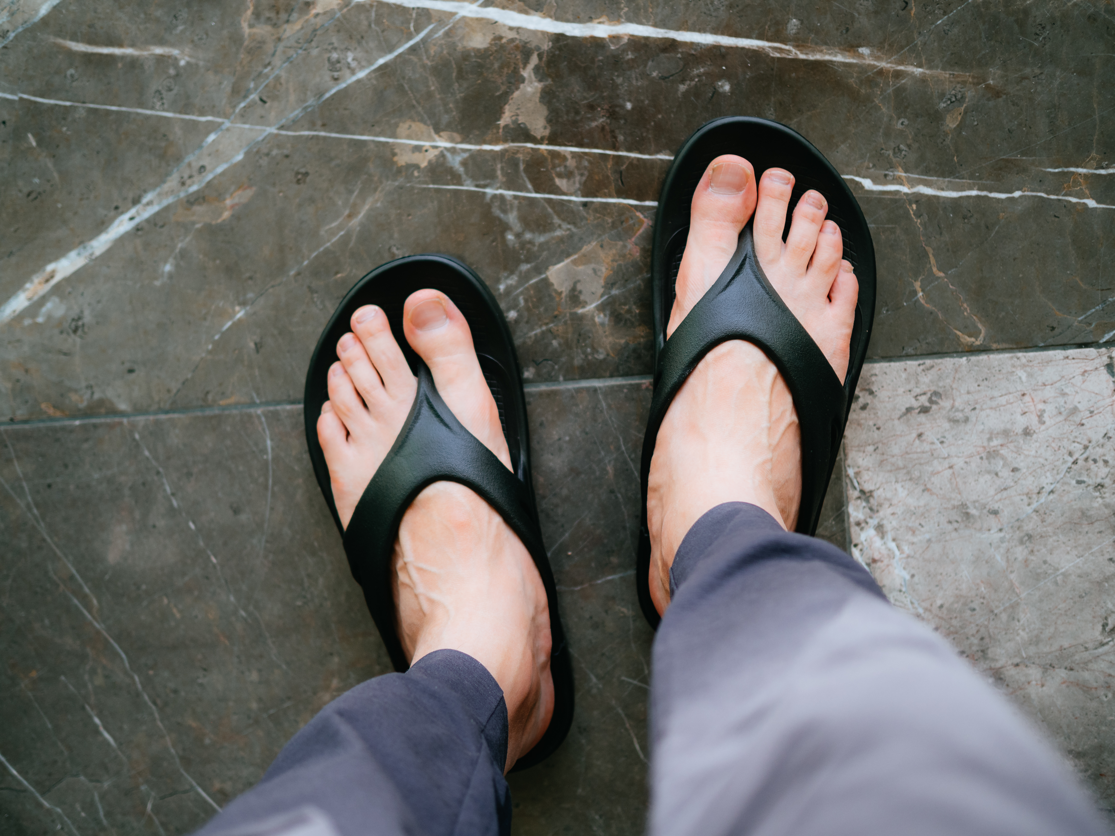 【レビュー】OOFOS(ウーフォス)|室内履き最適!足の疲れを取るリカバリーサンダル